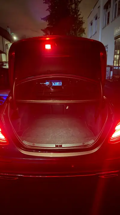 Mercedes-Benz E 220 d Limousine — Diesel efficace, 8 pneus, toit ouvrant — Miniature 9