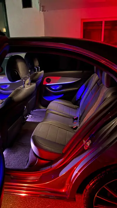 Mercedes-Benz E 220 d Limousine — Diesel efficace, 8 pneus, toit ouvrant — Miniature 8