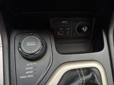 Jeep Cherokee 2.2 TD Limited AWD — SUV diesel robuste, toit panoramique, 89 400 km — Thumbnail 21