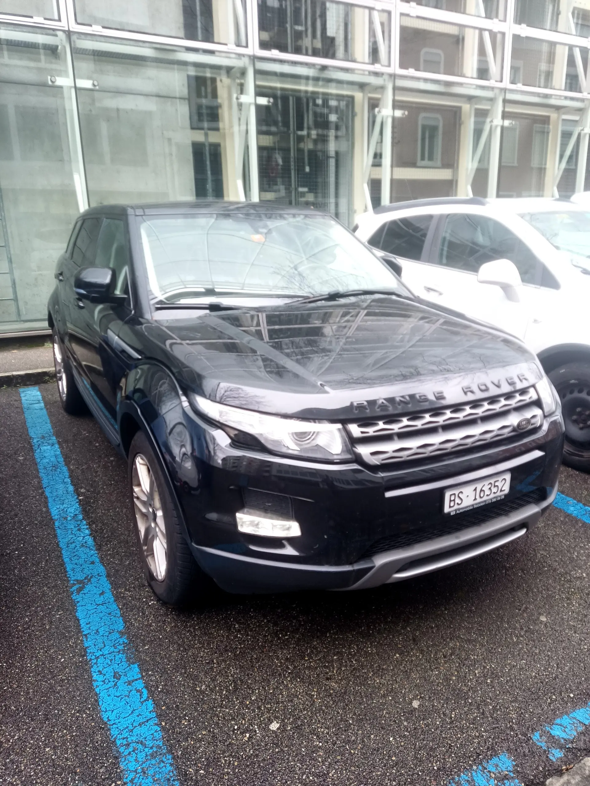 Land Rover Range Rover Evoque 2.2 TD4 Prestige — SUV compact premium, diesel efficace — vista esterna
