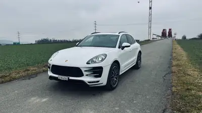 Porsche Macan Turbo PDK — 400 ch, design blanc élégant, état impeccable — arrière