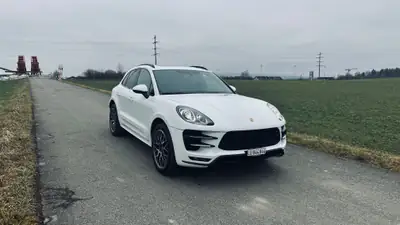Porsche Macan Turbo PDK — 400 ch, design blanc élégant, état impeccable — vue extérieure