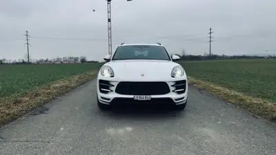 Porsche Macan Turbo PDK — 400 ch, design blanc élégant, état impeccable — côté