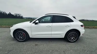Porsche Macan Turbo PDK — 400 ch, design blanc élégant, état impeccable — intérieur