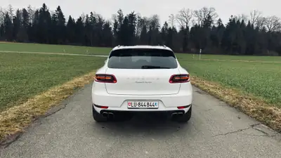 Porsche Macan Turbo PDK — 400 ch, design blanc élégant, état impeccable — détail