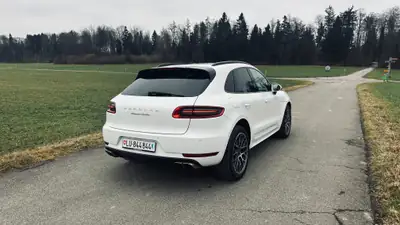 Porsche Macan Turbo PDK — 400 ch, design blanc élégant, état impeccable — Miniature 7