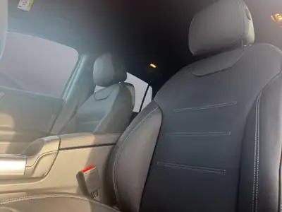 Mercedes-Benz GLA 250 4Matic — SUV compact hybride, 20 km seulement — Miniature 11