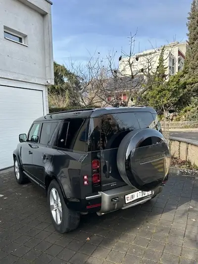 Land Rover Defender 110 — 3.0 D I6 250 ch, 4x4 premium affûté, kilométrage modéré — vista posteriore