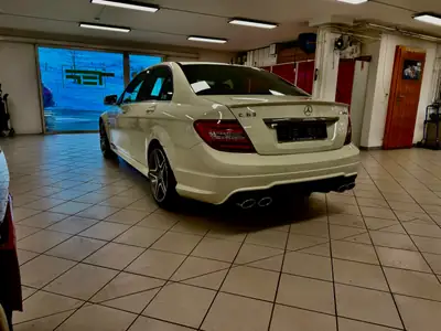 Mercedes-Benz C 63 AMG Avantgarde — Performance 457 ch, Speedshift MCT, faible kilométrage — Innenraum