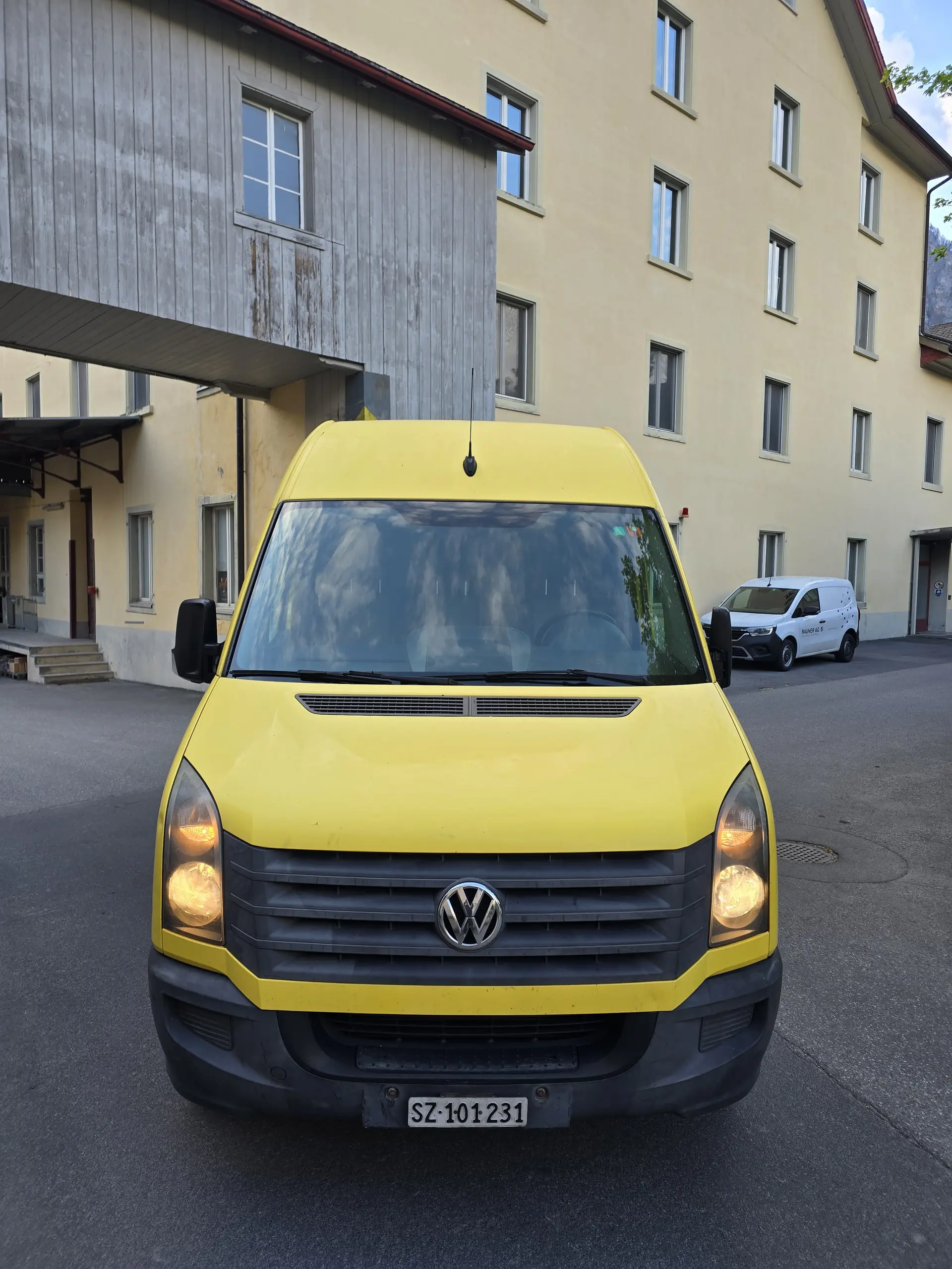 VW Crafter 35 2.0 BiTDI CR — Utilitaire robuste, moteur puissant, kilométrage modéré — vue extérieure
