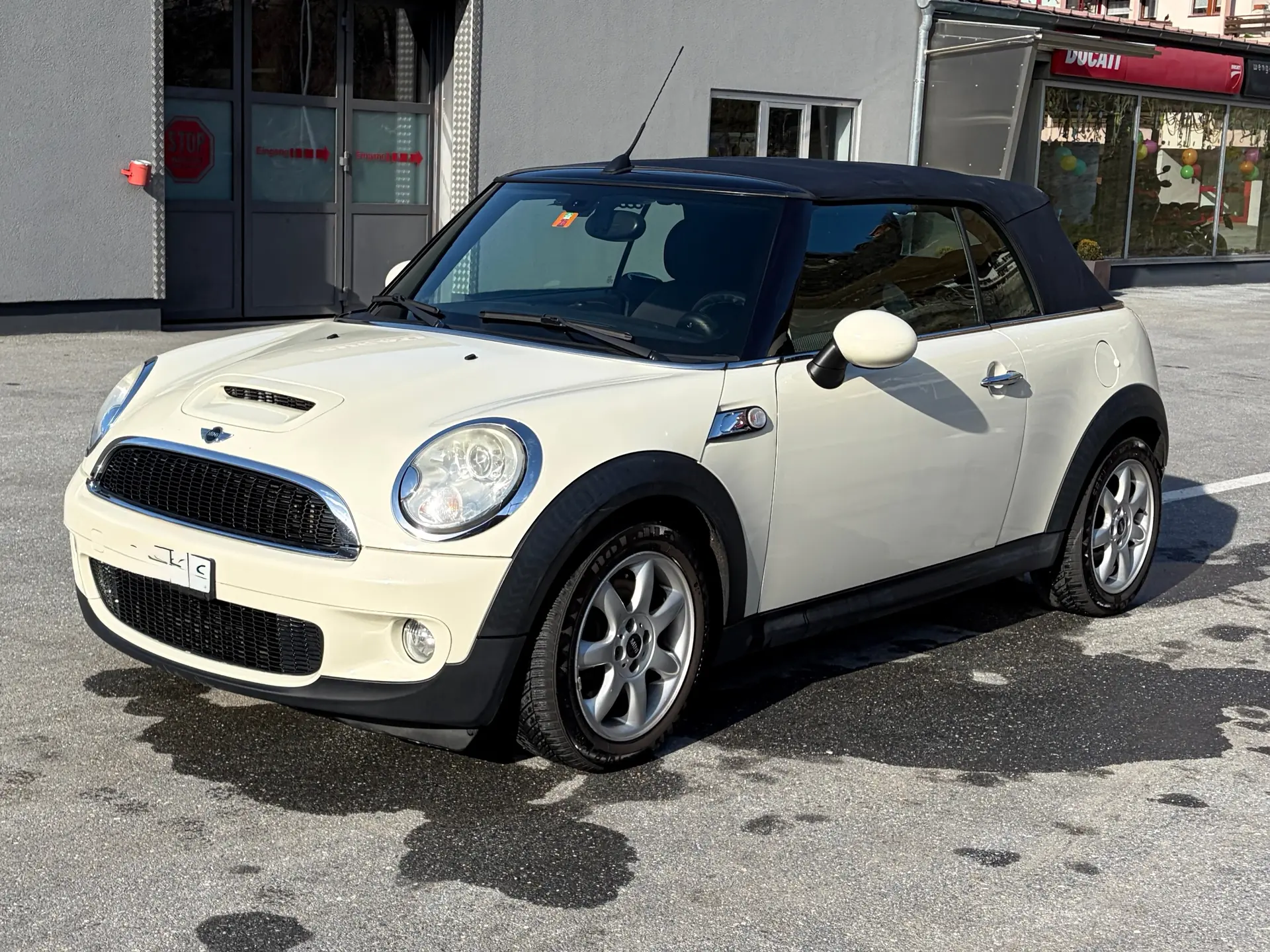 MINI Cooper S Cabrio — Roadster british compact, 175 ch et cabriolet authentique — vista esterna