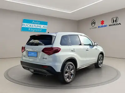 Suzuki Vitara 1.4 T Sakura Hybrid 4x4 — SUV compact hybride, 20 km seulement — Innenraum