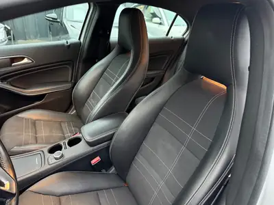 Mercedes-Benz Classe A 180 Urban — Citadine premium affichée, entretien à jour — tableau de bord