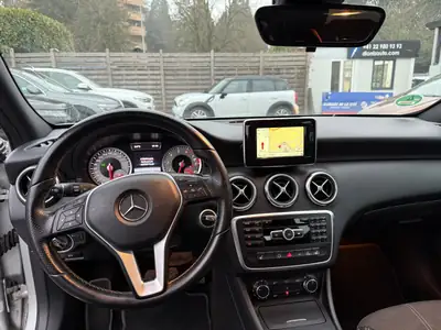 Mercedes-Benz Classe A 180 Urban — Citadine premium affichée, entretien à jour — Miniature 7