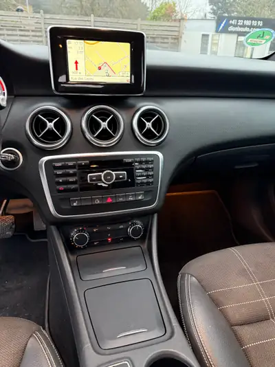 Mercedes-Benz Classe A 180 Urban — Citadine premium affichée, entretien à jour — Miniature 9