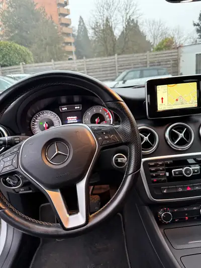 Mercedes-Benz Classe A 180 Urban — Citadine premium affichée, entretien à jour — Miniature 8