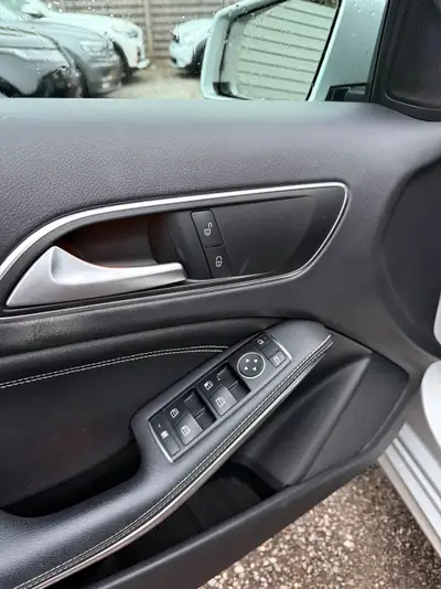 Mercedes-Benz Classe A 180 Urban — Citadine premium affichée, entretien à jour — Miniature 10