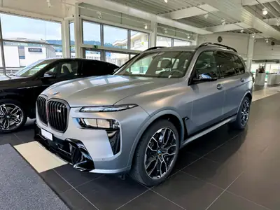 BMW X7 M60i xDrive 48V — SUV 7 places haute performance, 31'683 km seulement — Heckansicht