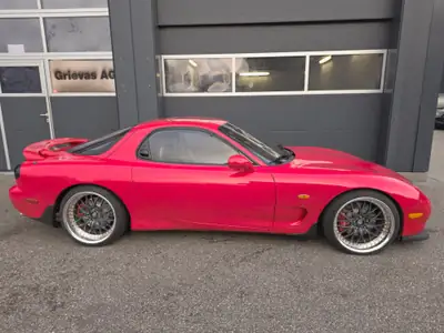Mazda RX-7 2.6 Twin Turbo — Coupé sport légendaire, 89'000 km, rouge éclatant — Außenansicht