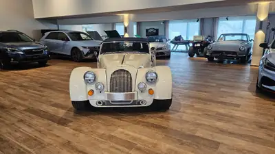 Morgan Plus Six 3.0 Automatik — Roadster sportif anglais, 340 ch et design rétrofuturiste — rear view