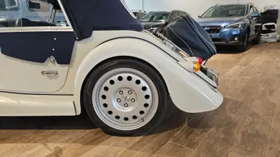 Morgan Plus Six 3.0 Automatik — Roadster sportif anglais, 340 ch et design rétrofuturiste — Thumbnail 17