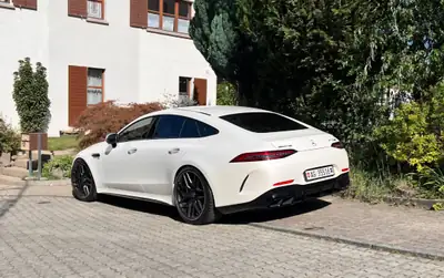 Mercedes-AMG GT 63 S 4Matic+ — Berline musclée 639 ch, entretien complet — exterior view