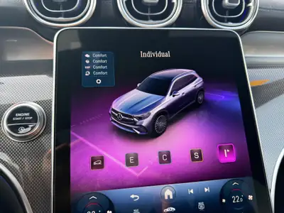 Mercedes-Benz GLC 220 d AMG Line 4MATIC — SUV diesel hybride, technologie de pointe — Miniature 20