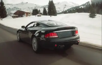 Aston Martin V12 Vanquish S — Coupé sportif légendaire, seulement 29'000 km — côté