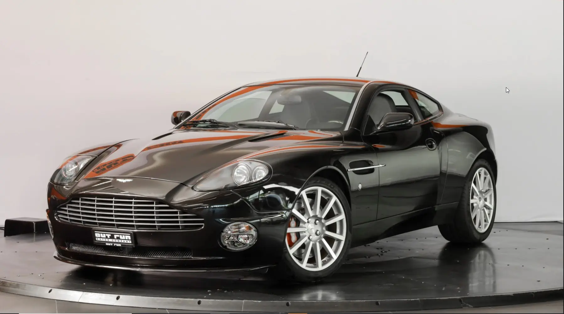 Aston Martin V12 Vanquish S — Coupé sportif légendaire, seulement 29'000 km