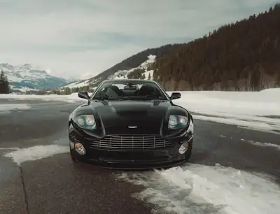 Aston Martin V12 Vanquish S — Coupé sportif légendaire, seulement 29'000 km — détail