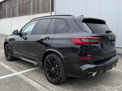 BMW X5 xDrive 48V 40i M Sport — SUV premium hybride léger, finitions carbone — arrière
