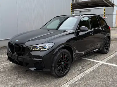 BMW X5 xDrive 48V 40i M Sport — SUV premium hybride léger, finitions carbone — vue extérieure
