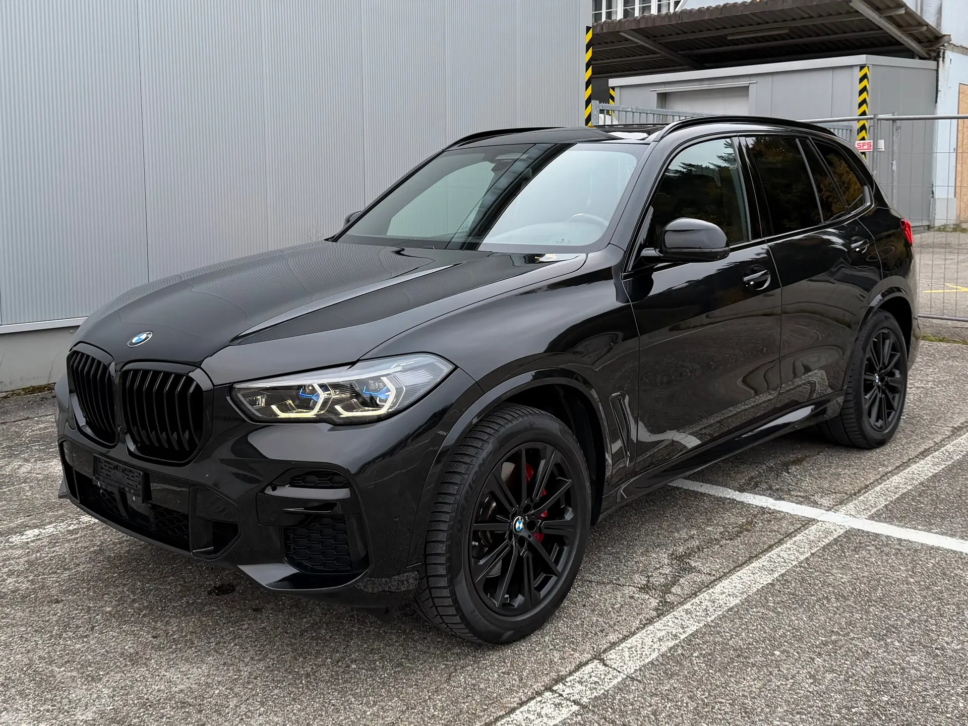 BMW X5 xDrive 48V 40i M Sport — SUV premium hybride léger, finitions carbone — Außenansicht