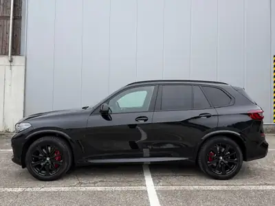 BMW X5 xDrive 48V 40i M Sport — SUV premium hybride léger, finitions carbone — côté
