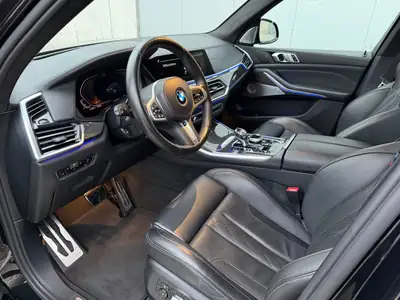 BMW X5 xDrive 48V 40i M Sport — SUV premium hybride léger, finitions carbone — intérieur