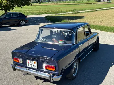 Alfa Romeo Giulia Super 1600 — Classique italienne de 1971, 105 ch authentiques — vista posteriore