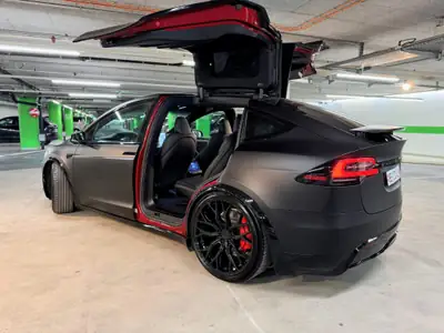 Tesla Model X Plaid Einzigartig — 1267 ch, 6 places, autonomie exceptionnelle — vista posteriore