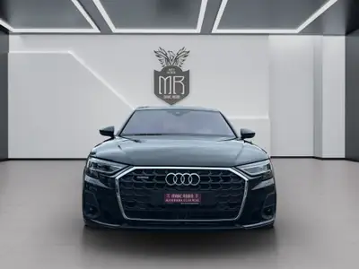 Audi A8 60 TFSI e quattro — Berline de luxe hybride rechargeable, 15'400 km seulement — side view