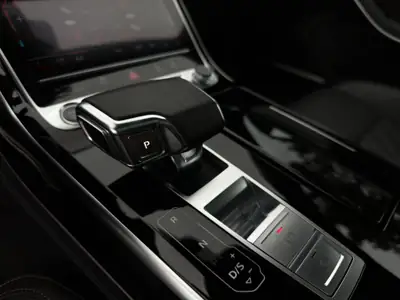 Audi A8 60 TFSI e quattro — Berline de luxe hybride rechargeable, 15'400 km seulement — Thumbnail 13
