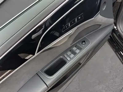 Audi A8 60 TFSI e quattro — Berline de luxe hybride rechargeable, 15'400 km seulement — Thumbnail 23