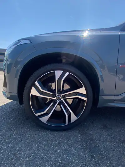 Volvo XC90 T5 AWD R-Design — SUV 7 places premium, traction intégrale et garantie constructeur — interni