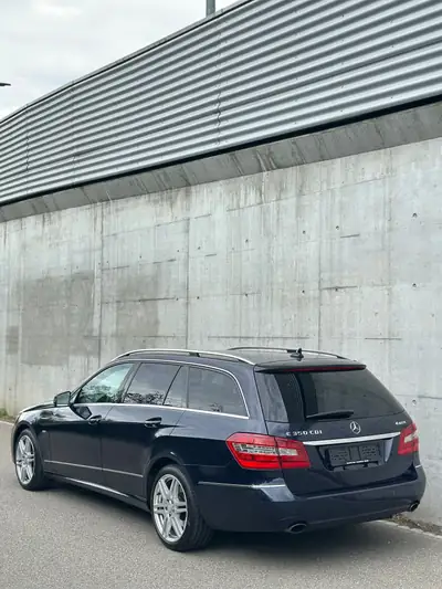 Mercedes-Benz E 350 CDI BlueEfficiency — Break élégant 4Matic, transmission 7G-Tronic rénovée — Heckansicht