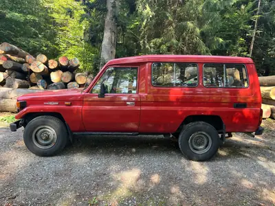 Toyota Land Cruiser BJ75 — Légende 4x4 des années 80, ex-Pompiers, 67'000 km — Seitenansicht
