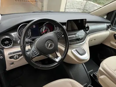 Mercedes-Benz EQV 300 Avantgarde — Monospace électrique premium, 59'900 km, portes coulissantes — rear view
