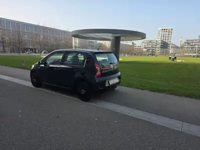 VW Up Automat — Petite citadine automatique, MFK fraîche et fiable — rear view