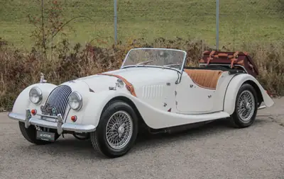 Morgan 4/4 Série V 1967 — Cabriolet britannique vintage, charme intemporel — Außenansicht