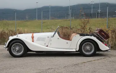 Morgan 4/4 Série V 1967 — Cabriolet britannique vintage, charme intemporel — Seitenansicht