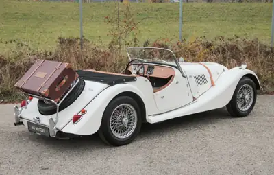 Morgan 4/4 Série V 1967 — Cabriolet britannique vintage, charme intemporel — Heckansicht