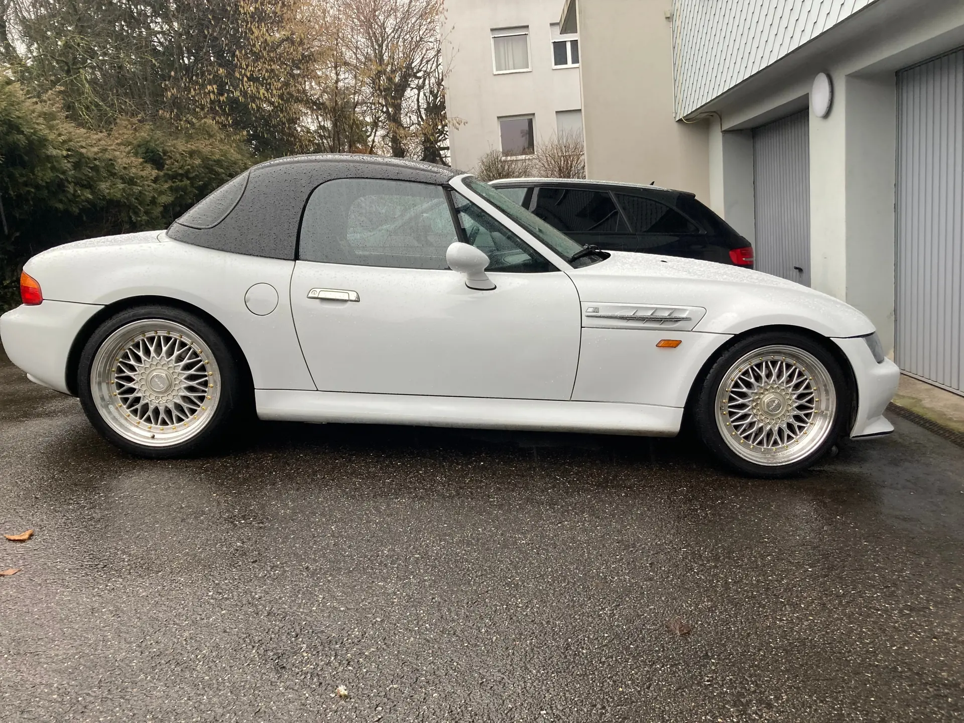 BMW Z3 1.9i Roadster — Cabriolet iconique des années 90, moteur essence agile — vista esterna