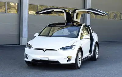 Tesla Model X 100D — SUV électrique 7 places, Full Self Driving inclus — vue extérieure